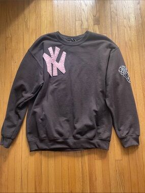 Threaded Gray NY Sweatshirt NWOT - Size Large